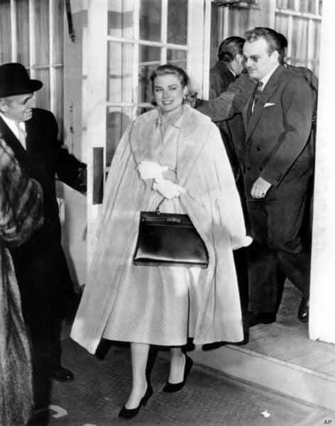 In 1956, a photo of Grace Kelly, (who had become the new Princess of  Monaco) carrying the Sac à dépêches bag to shield her pregnant belly from  the prying e… | Mode