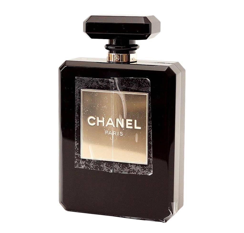Can you spot the bag? 😉👛 Chanel Perfume bottle bag plexiglas 🖤 on line @  www.designerwishbags.com #chanel #perfume #perfumebottle # perfumebottlebag